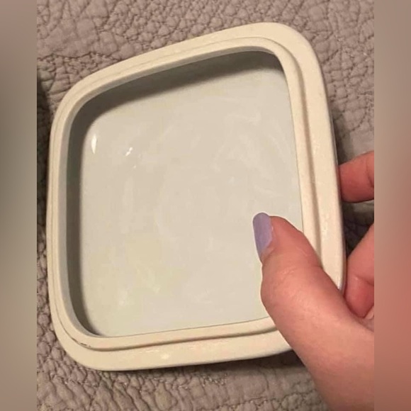 Tiffany & Co ceramic trinket box.  Vintage - dated 1979. Beautiful etched design - Picture 10 of 10